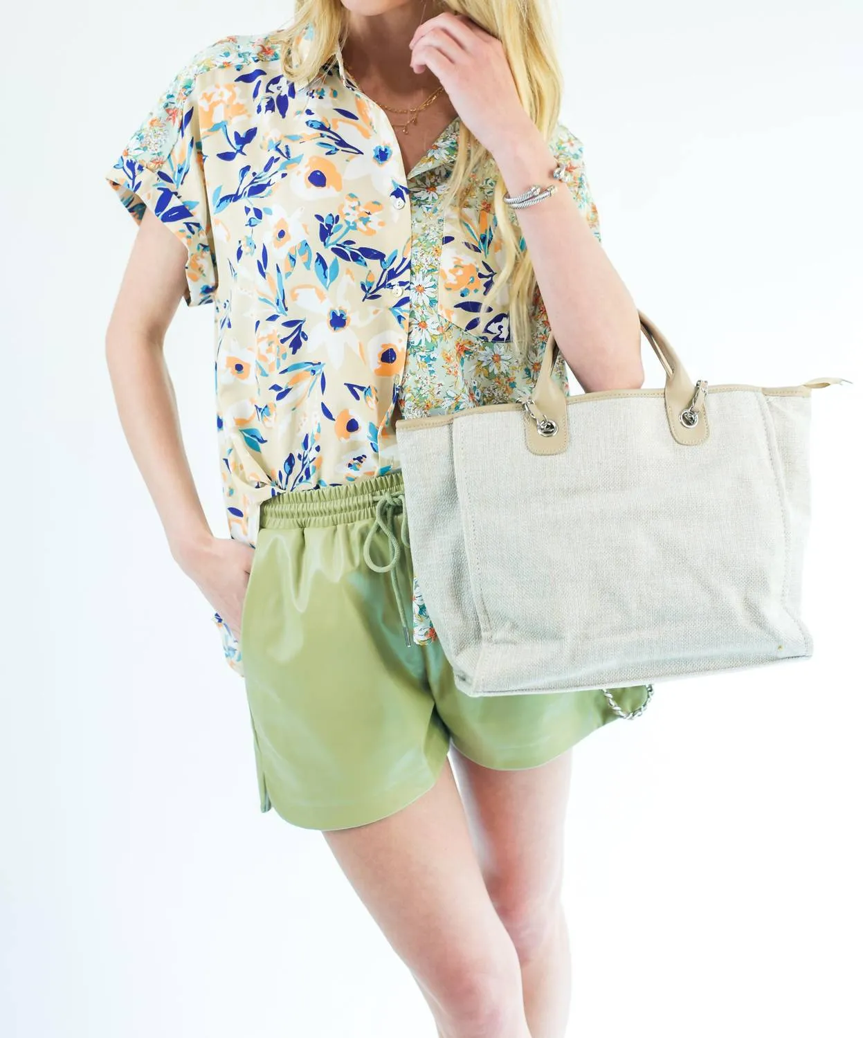 All Eyes On You Tote In Taupe