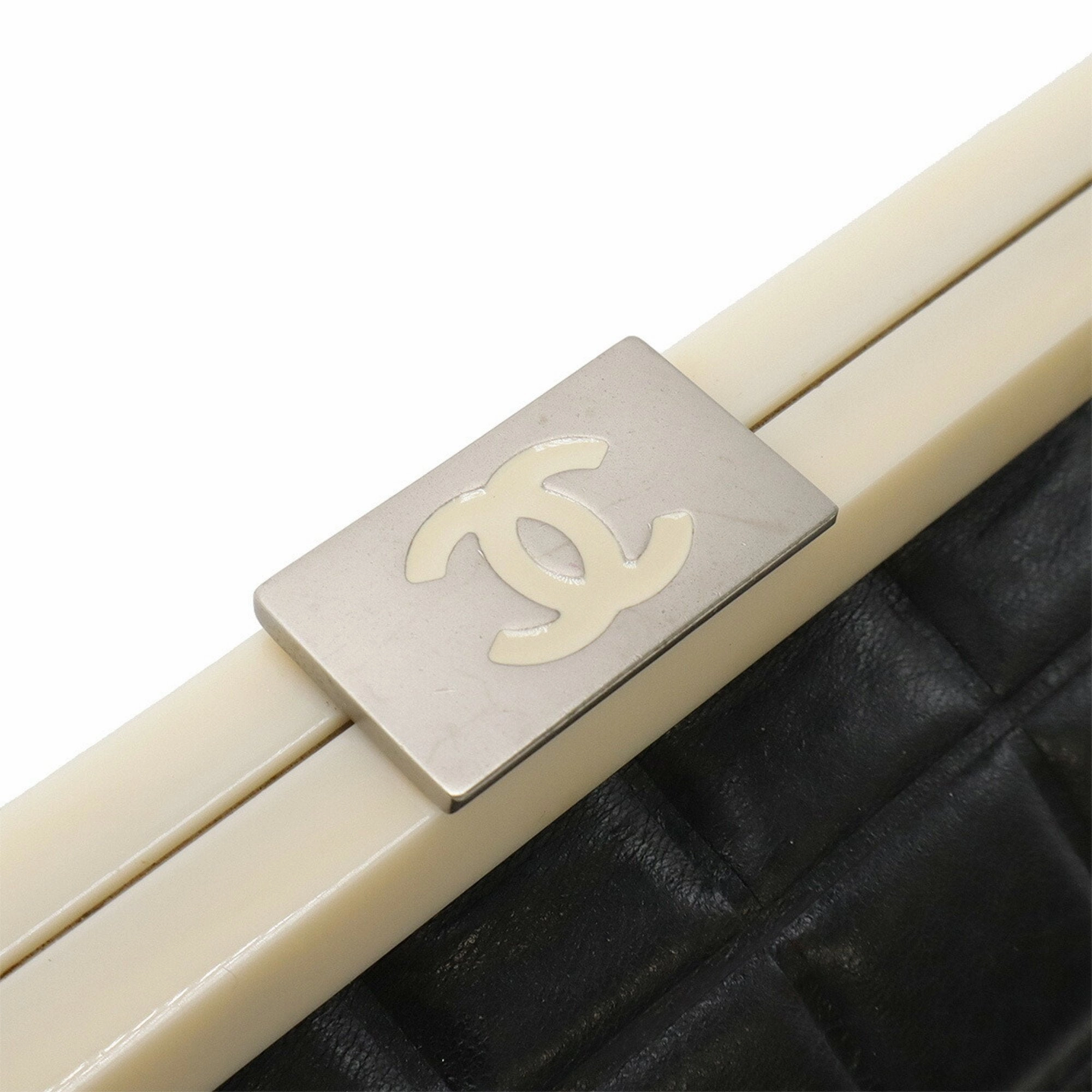 Chanel Chocolate Bar ivory Leather Handbag (Pre-Owned)