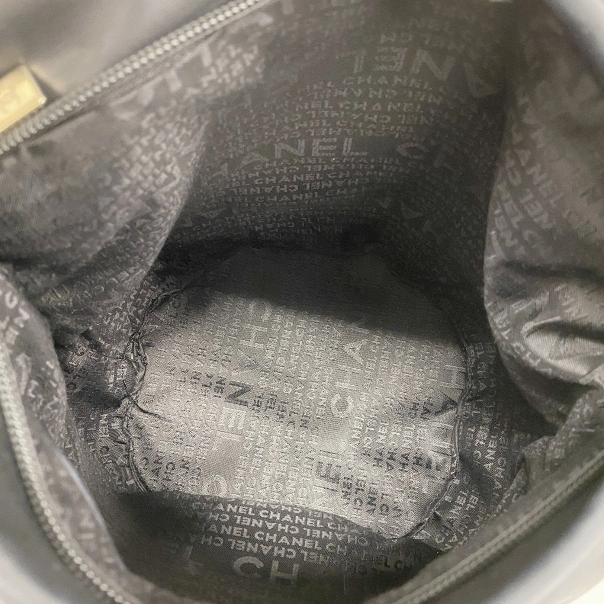 Chanel Leather Handbag (Pre-Owned)