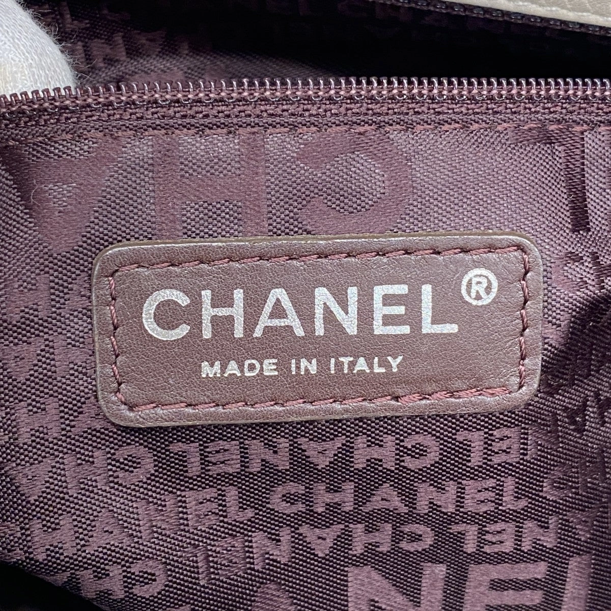 Chanel Leather Handbag (Pre-Owned)