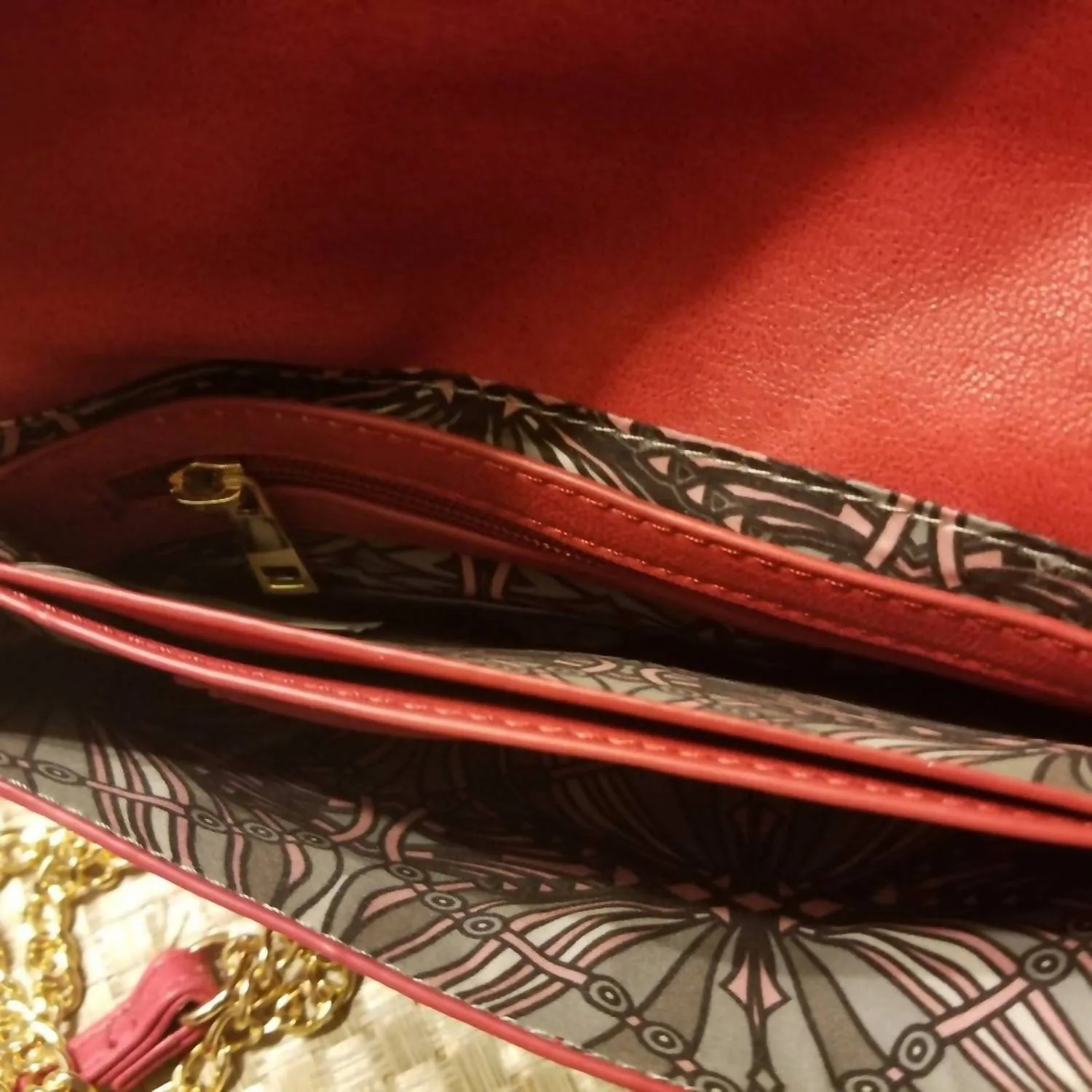 Clasp Crossbody Bag In Red/gold