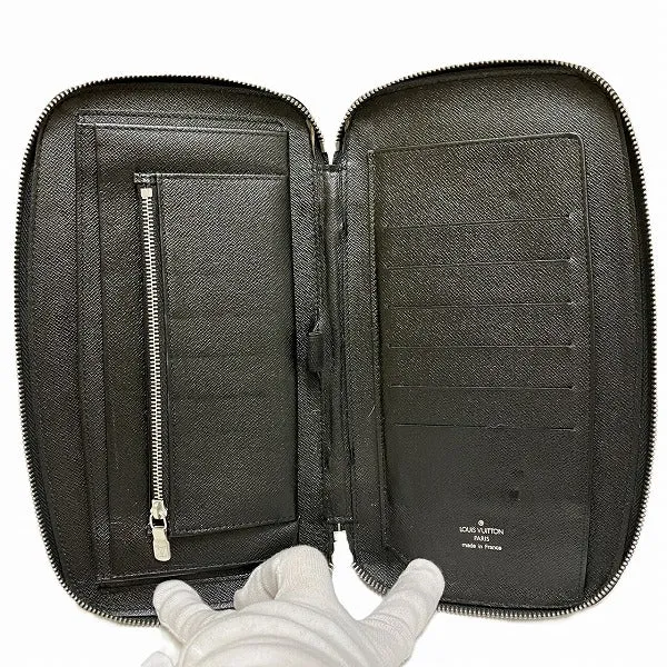 Louis Vuitton Taiga Organizer Atoll Clutch