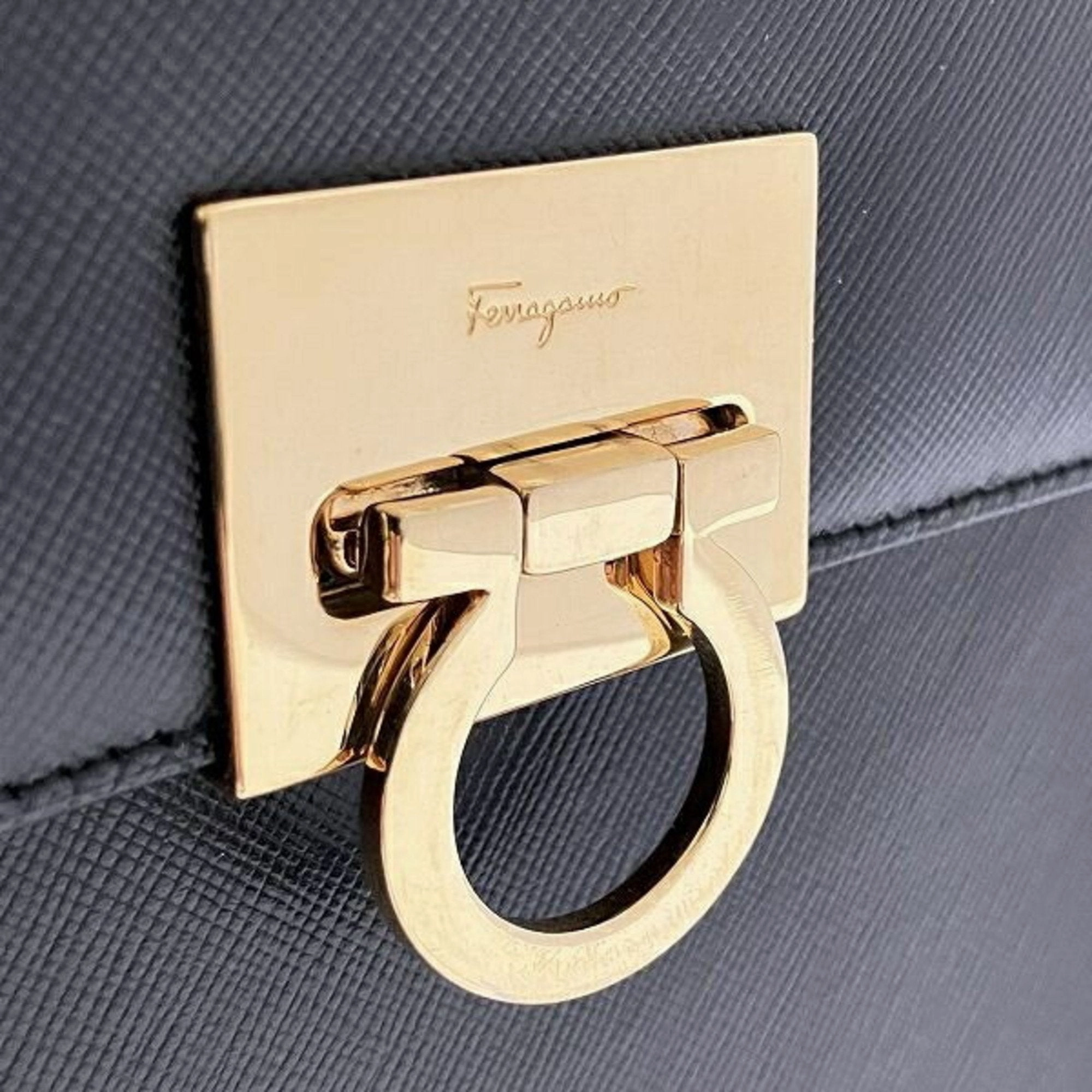 Salvatore Ferragamo  Leather Handbag (Pre-Owned)