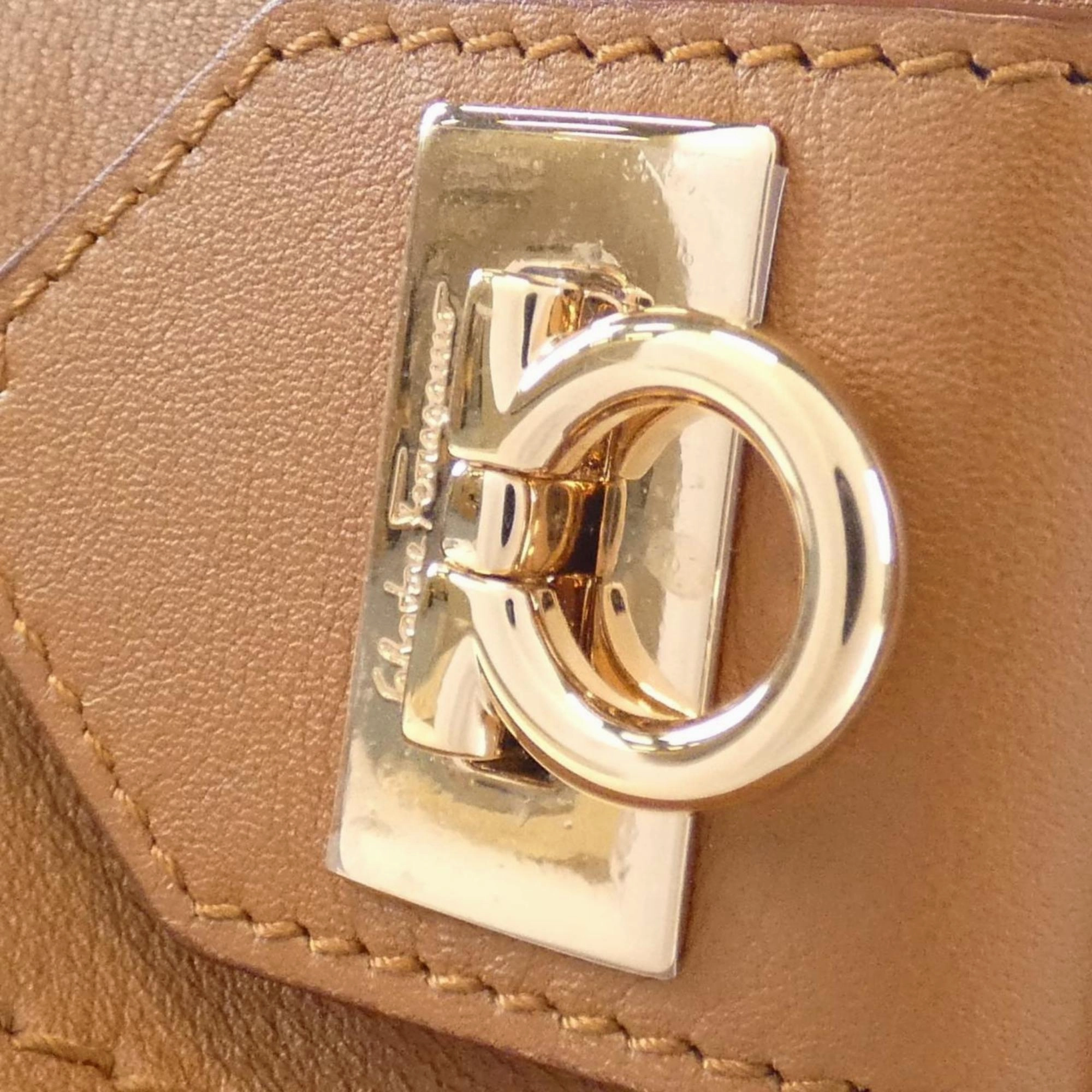 Salvatore Ferragamo Leather Handbag (Pre-Owned)