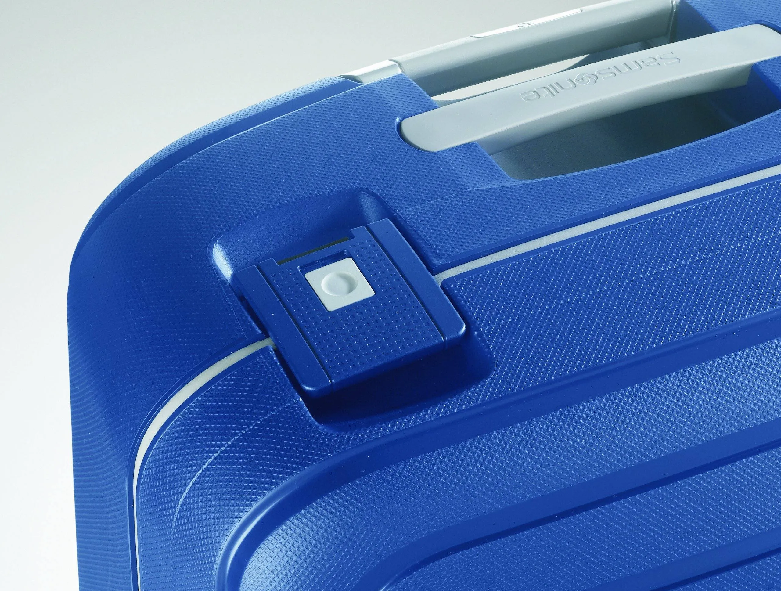 Samsonite S'Cure 28" 4-Wheel Large Luggage