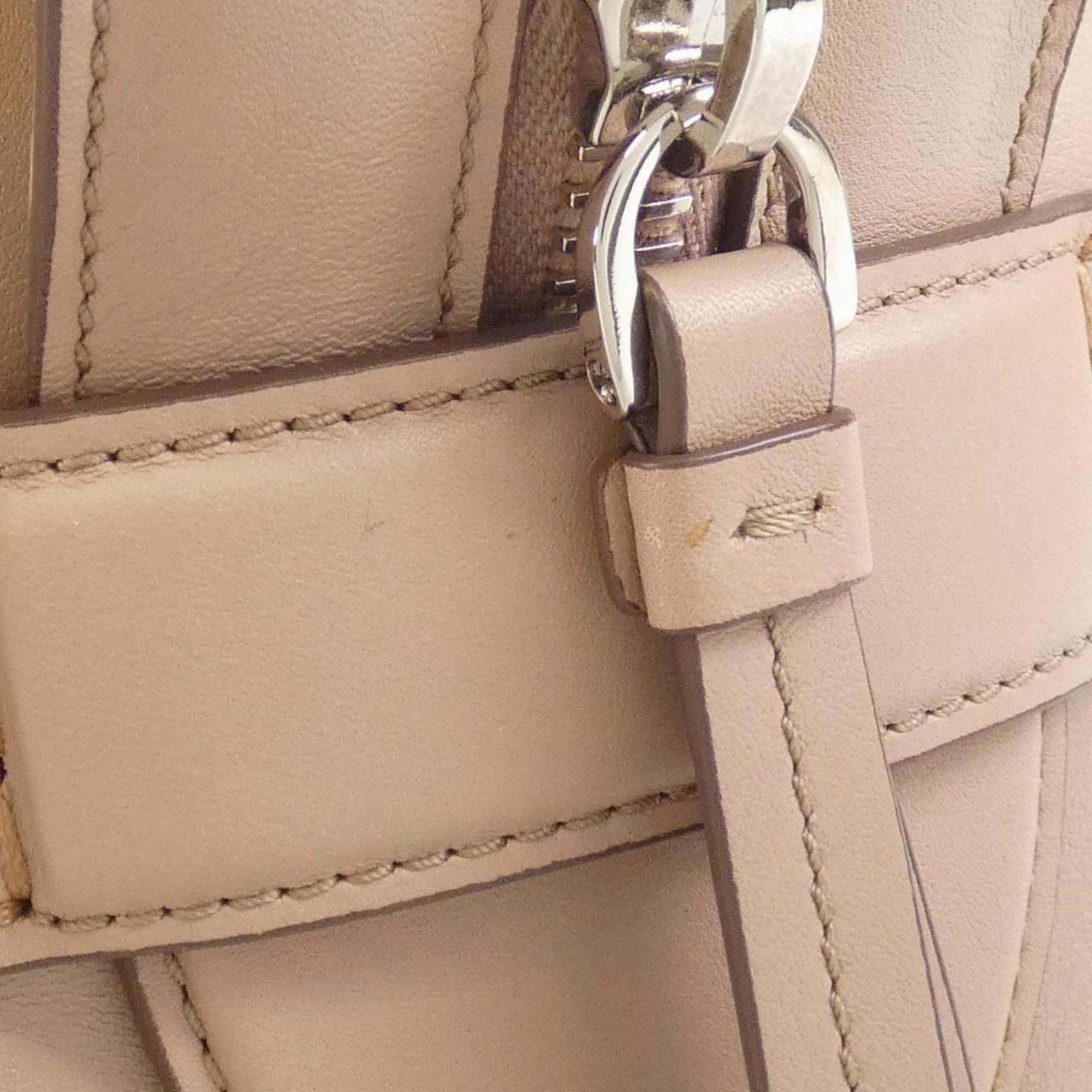 Tod's Leather Handbag (Pre-Owned)