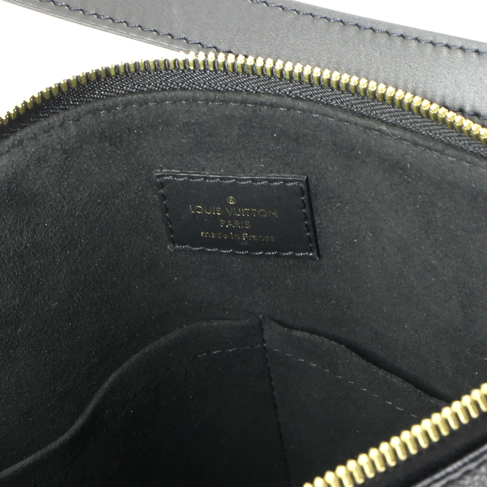 V Tote Monogram Empreinte Leather MM