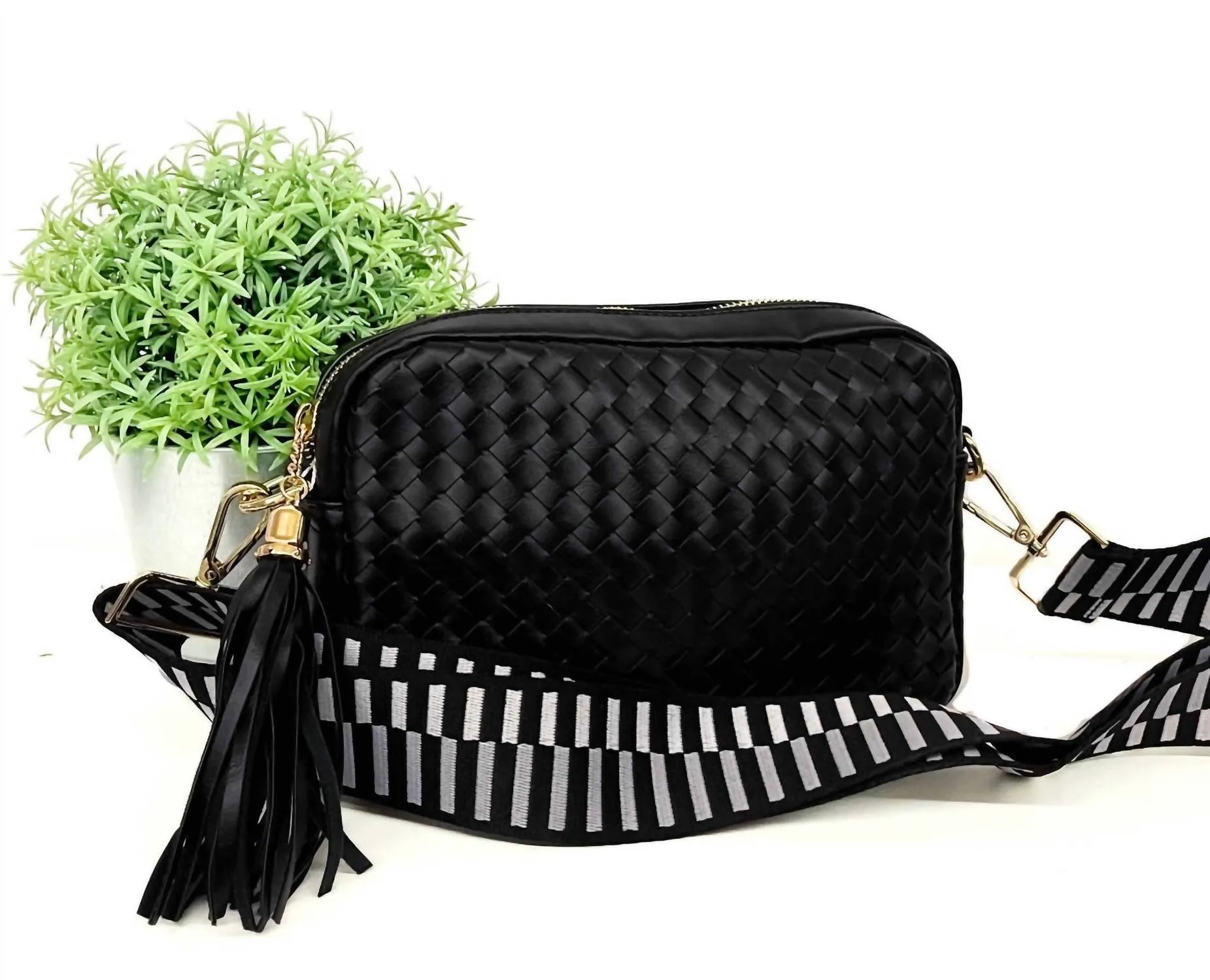 Women's Woven Willow Camera Crossbody Bag In Black
