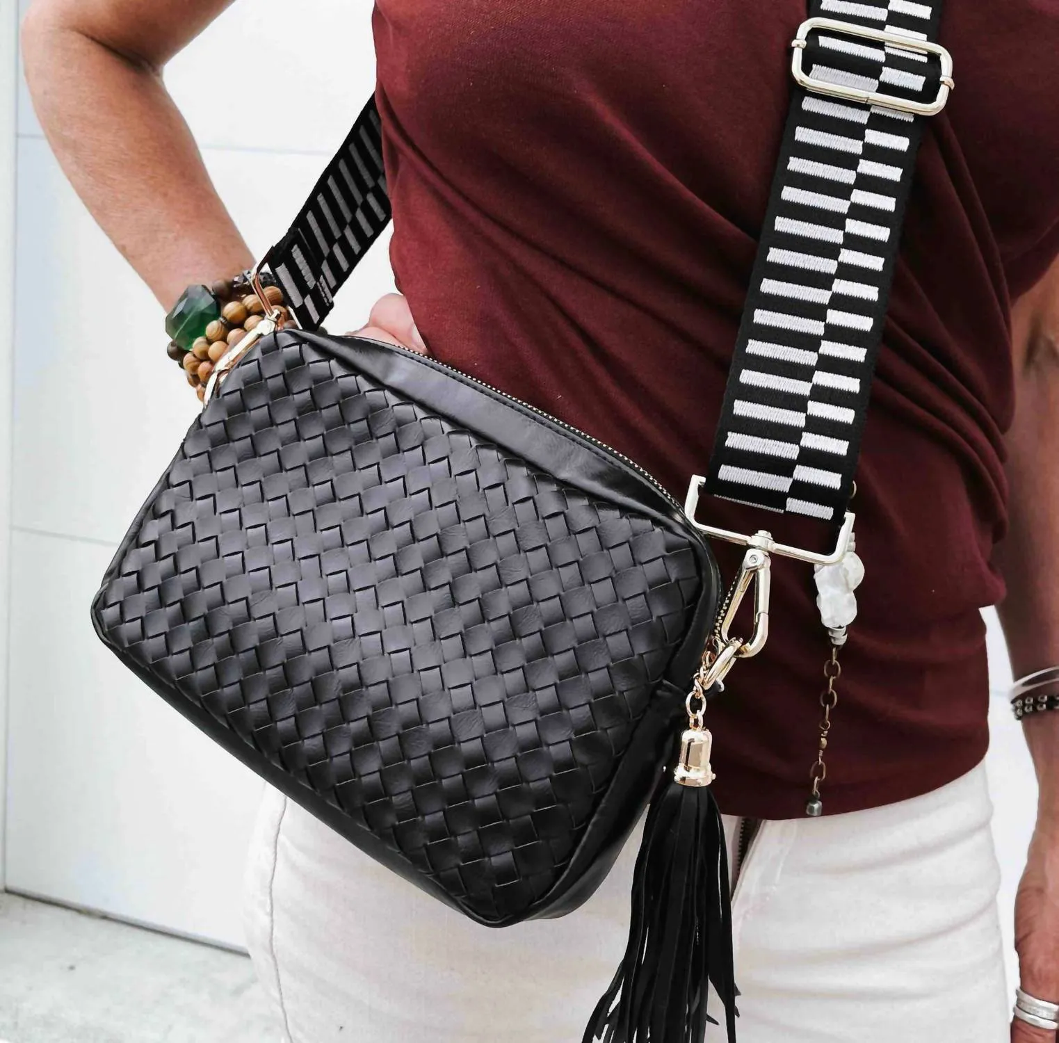Women's Woven Willow Camera Crossbody Bag In Black