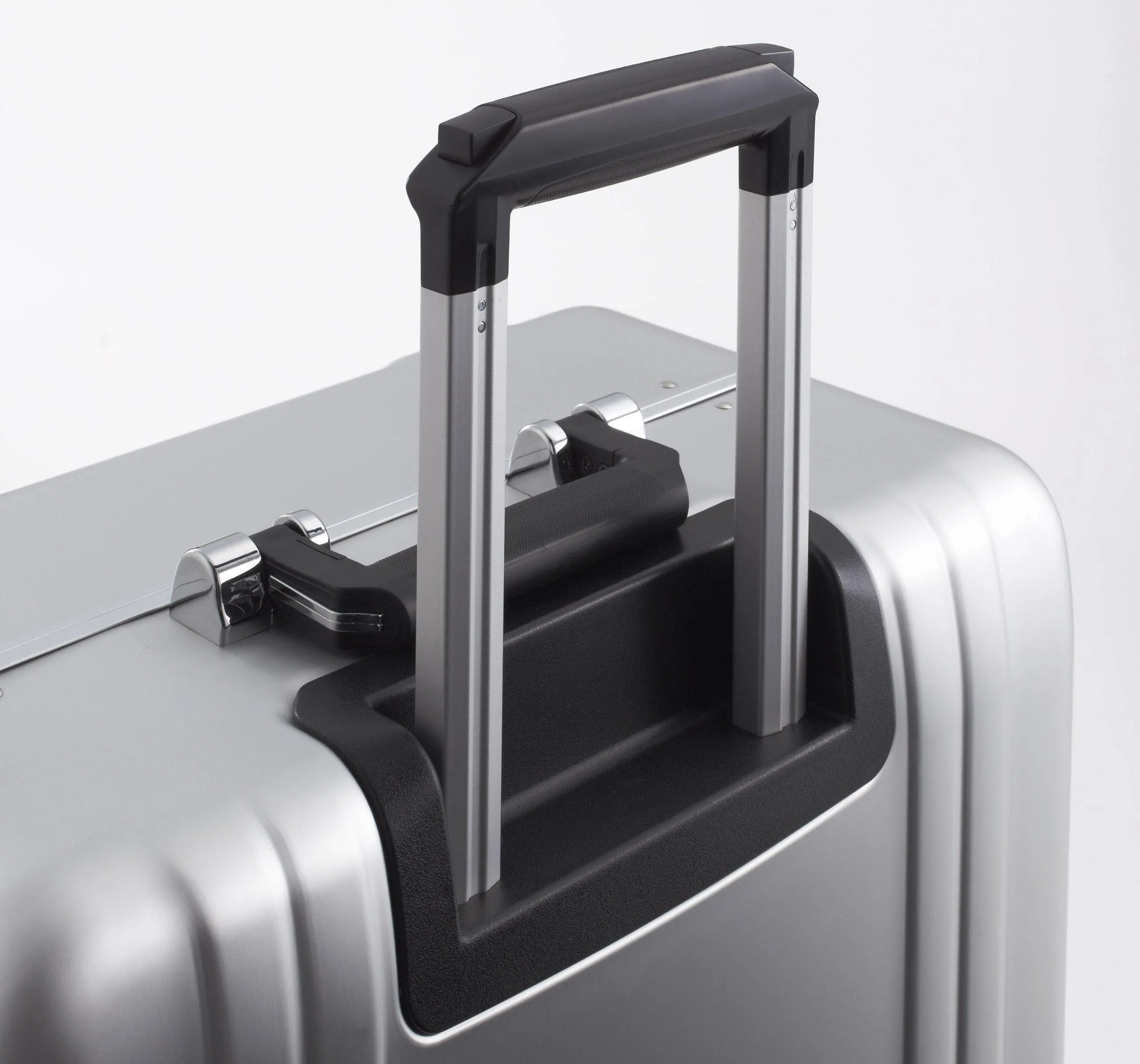 ZERO Halliburton Classic Aluminum 28 Inch 4 Wheel Spinner Travel Case