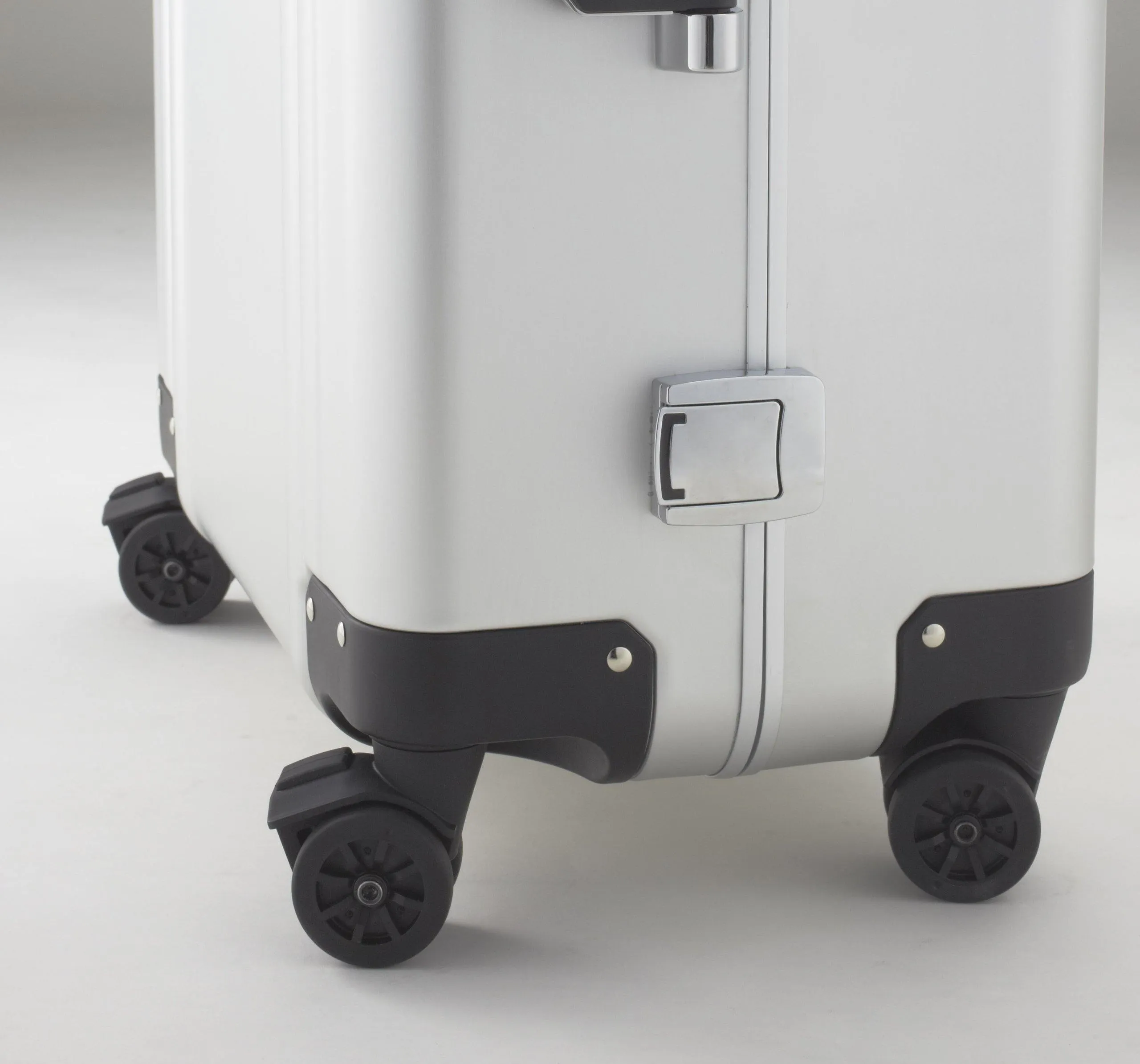 ZERO Halliburton Classic Aluminum 28 Inch 4 Wheel Spinner Travel Case