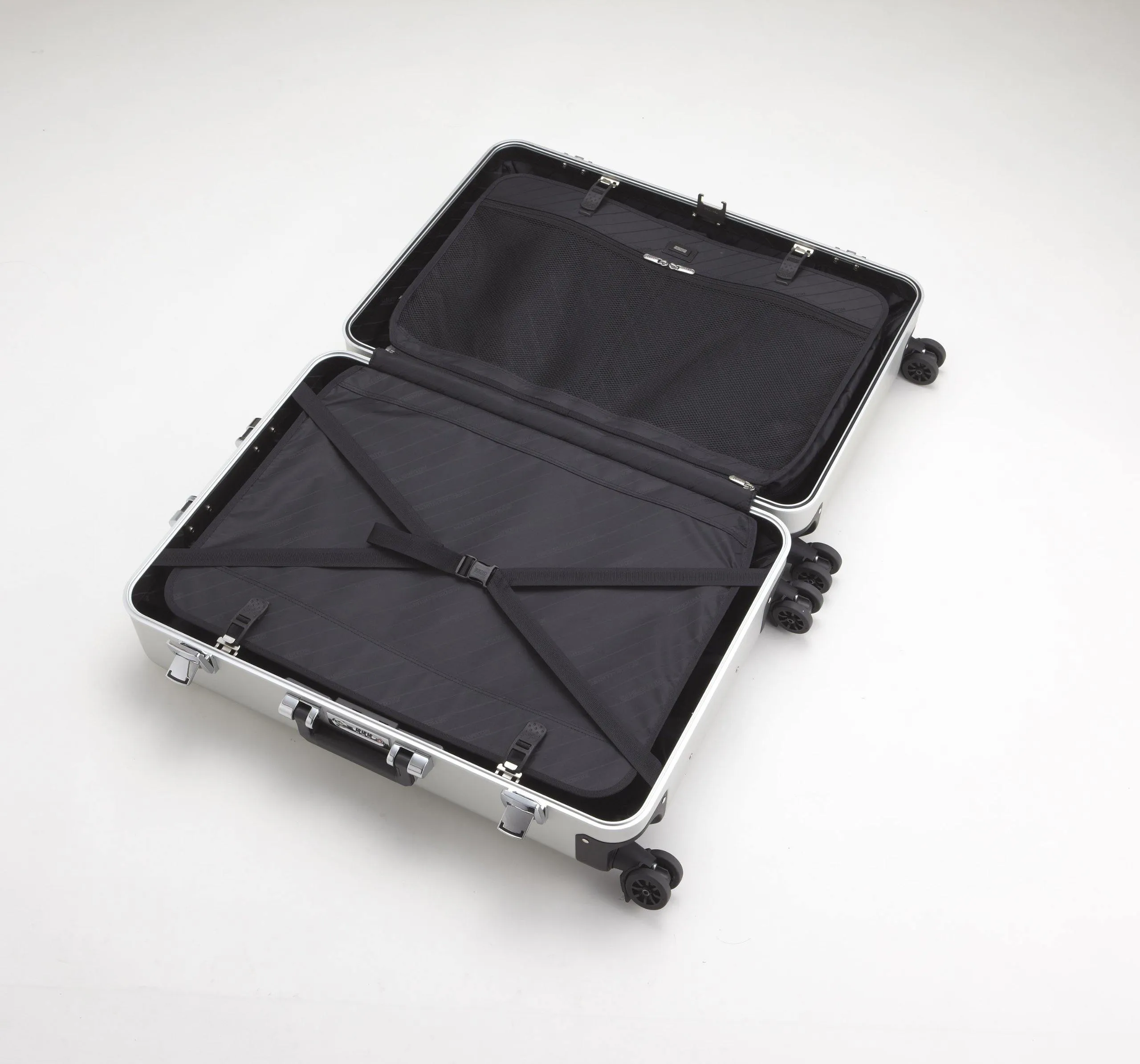 ZERO Halliburton Classic Aluminum 28 Inch 4 Wheel Spinner Travel Case