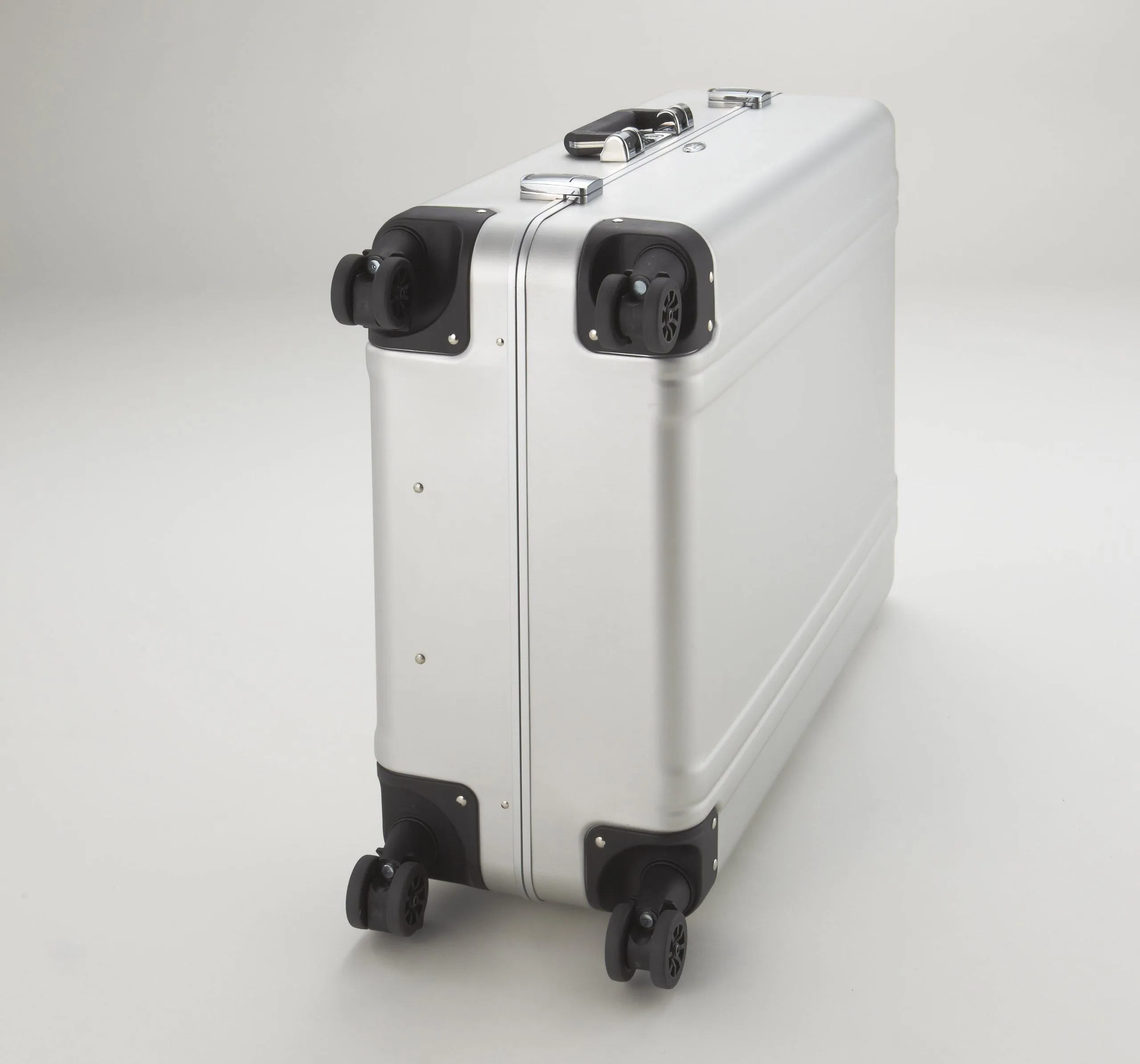 ZERO Halliburton Classic Aluminum 28 Inch 4 Wheel Spinner Travel Case