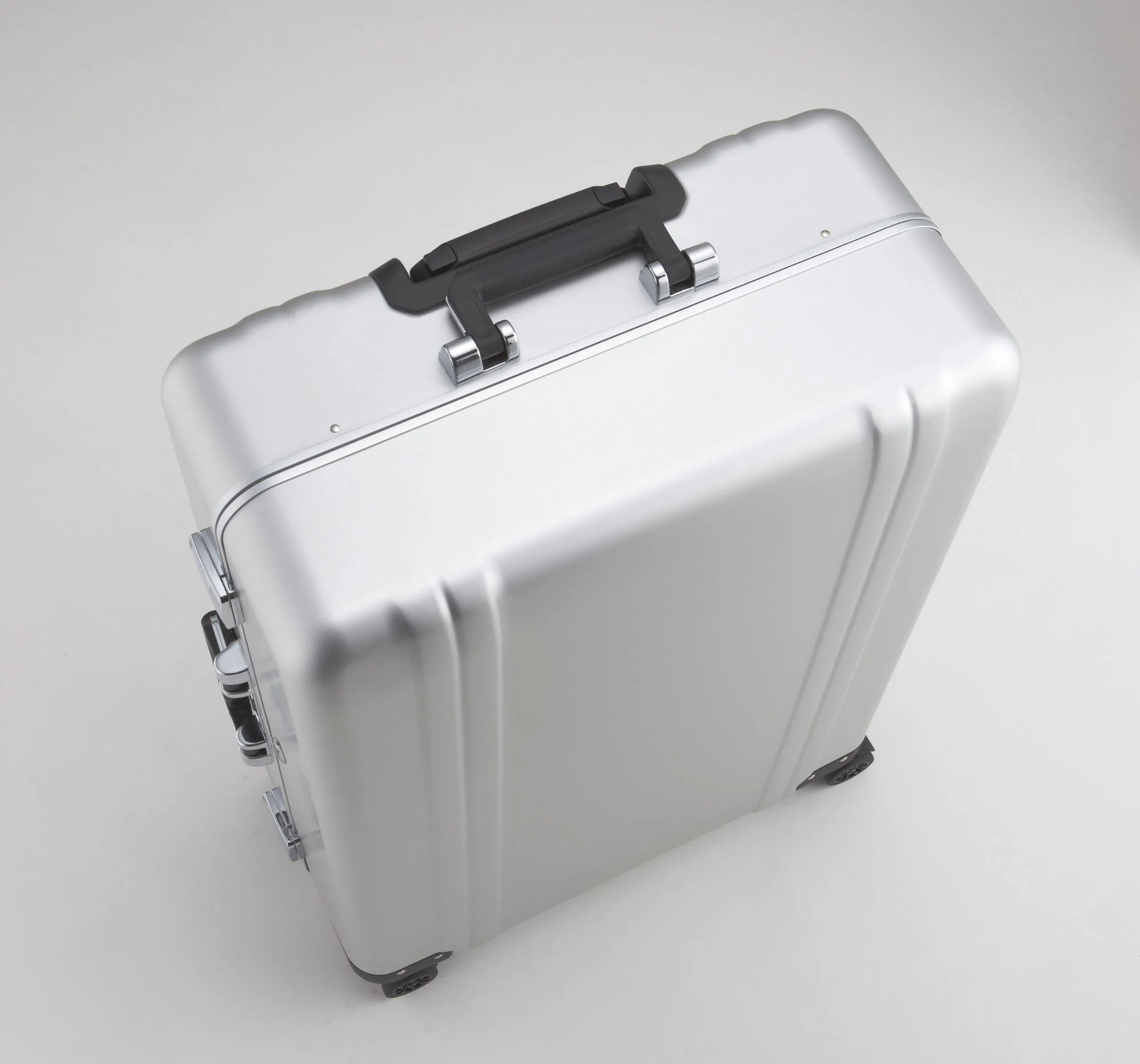 ZERO Halliburton Classic Aluminum 28 Inch 4 Wheel Spinner Travel Case