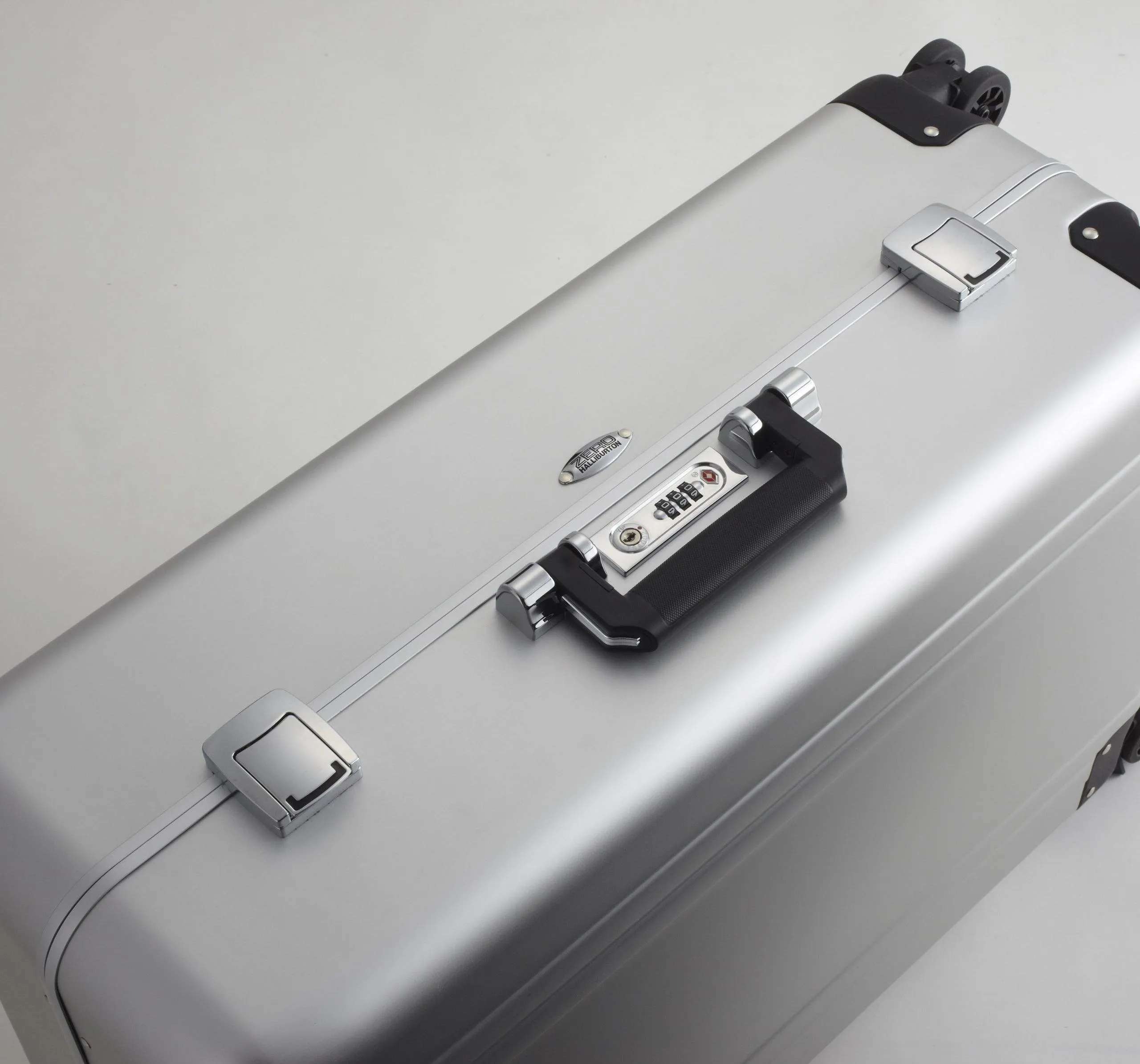 ZERO Halliburton Classic Aluminum 28 Inch 4 Wheel Spinner Travel Case