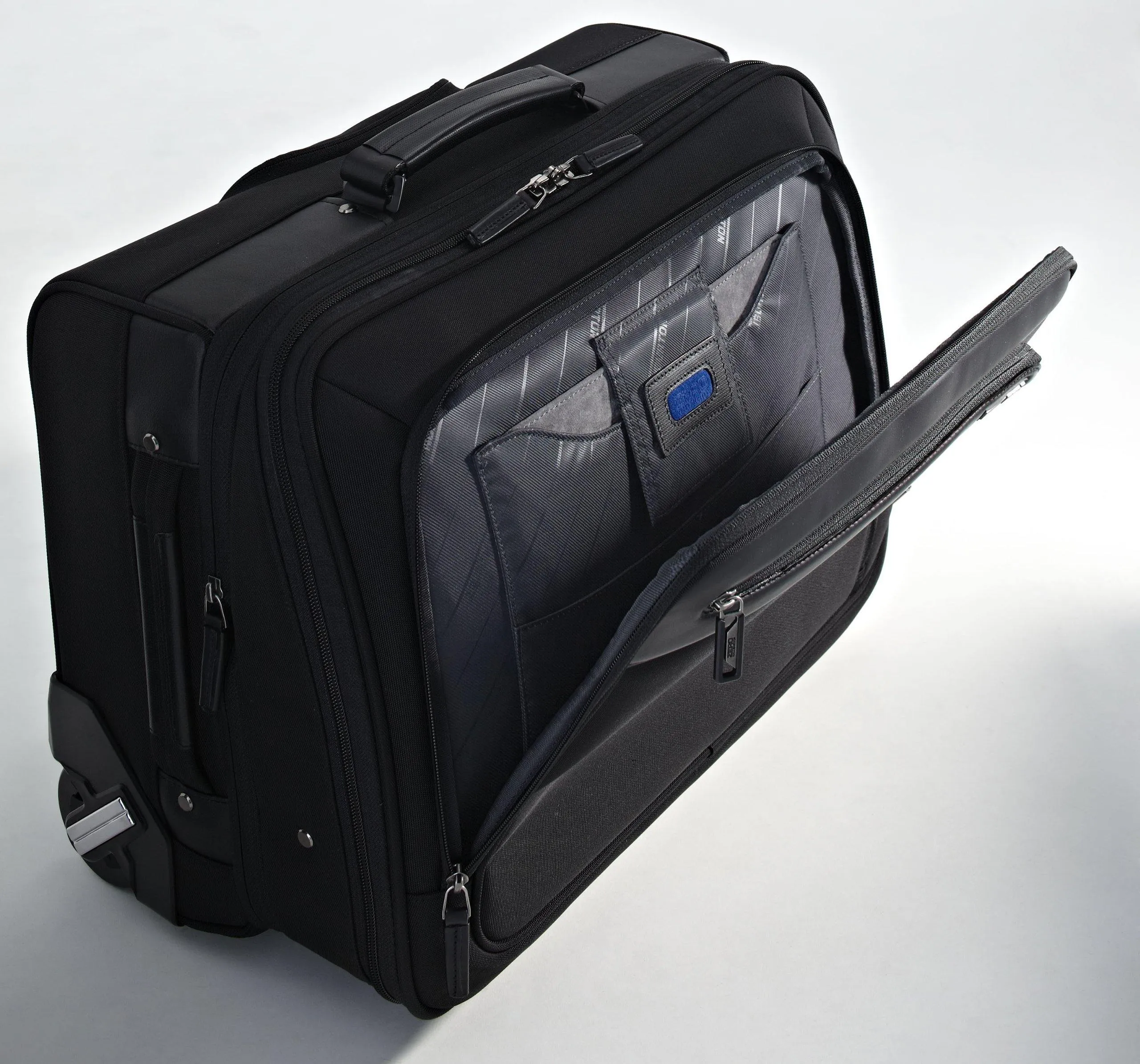 ZERO Halliburton Profile 18" Expandable Wheeled Business Case